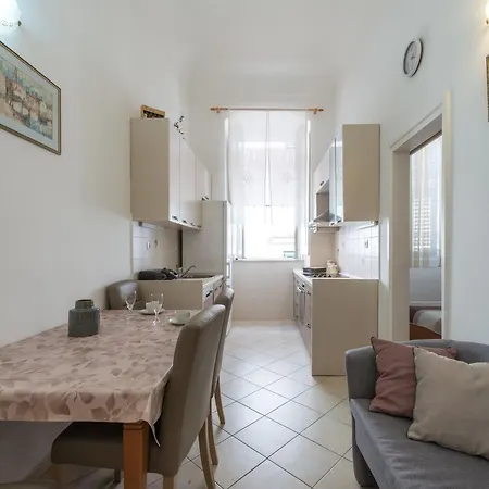Old Writer - Two Bedroom With City View *
